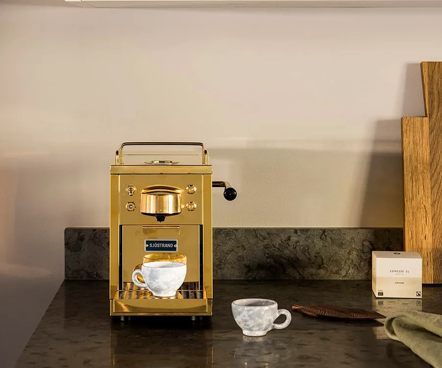SJÖSTRAND Espresso Machine Brass / Cafetera de cápsulas Nespresso