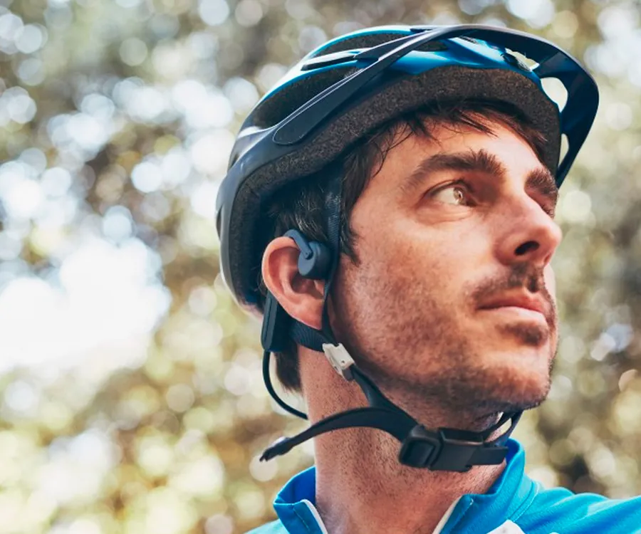 El casco para ciclistas con auriculares de conducción ósea